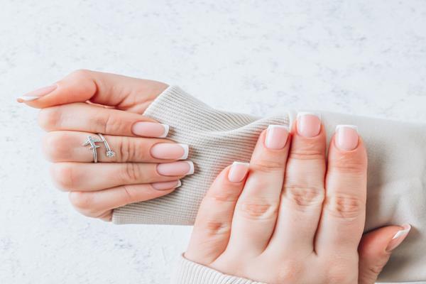 Baza do hybrydy – czy da się nią przedłużyć paznokcie?