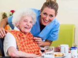 Problemy osób starszych: jak opiekun może sobie z nimi radzić?